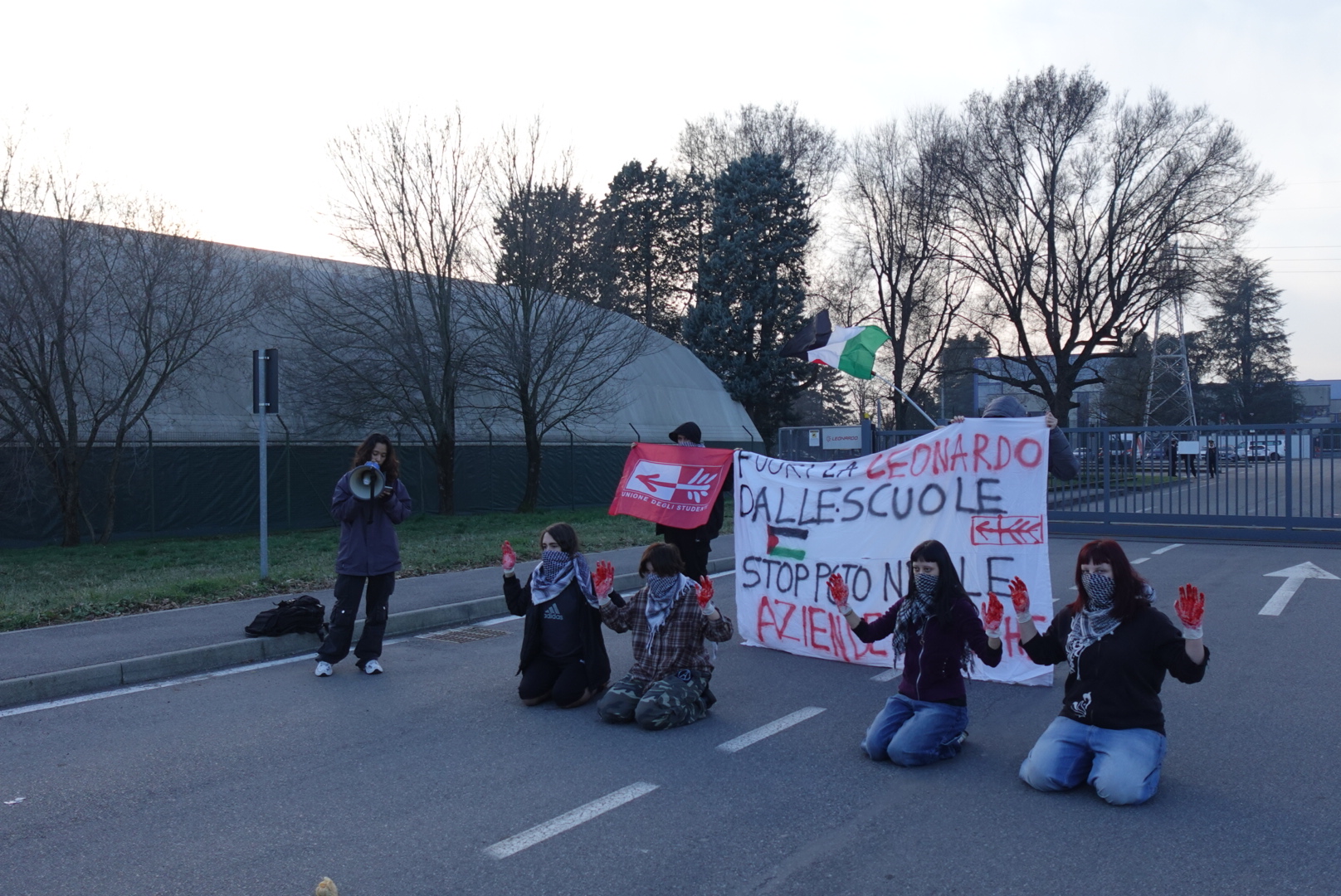 unione degli studenti in protesta alla Leonardo