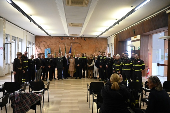 Fra premi e strette di mano, il Lions club ha ringraziato le Forze dell’ordine