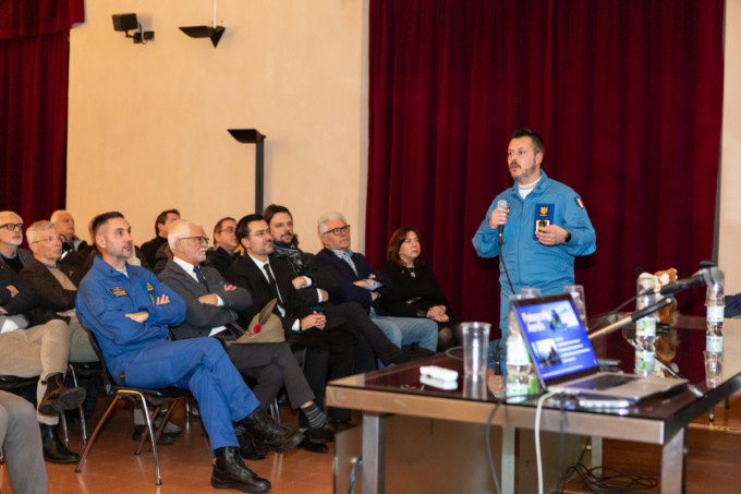 Sala piena per l'incontro con i fotografi delle Frecce tricolori
