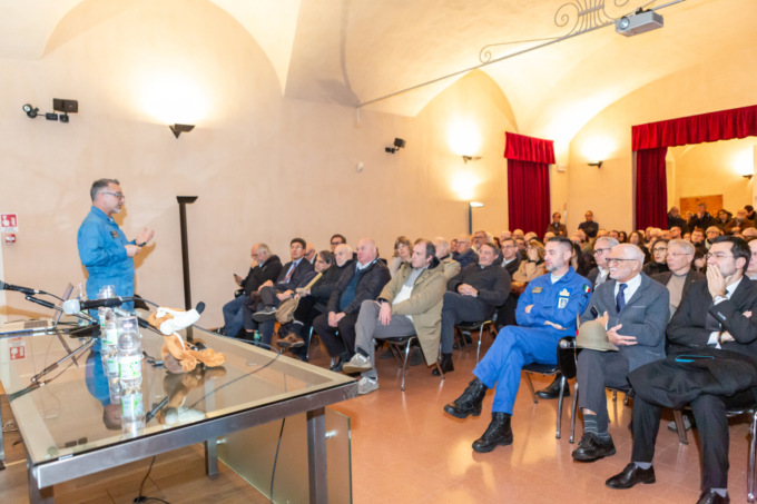 Sala piena per l'incontro con i fotografi delle Frecce tricolori