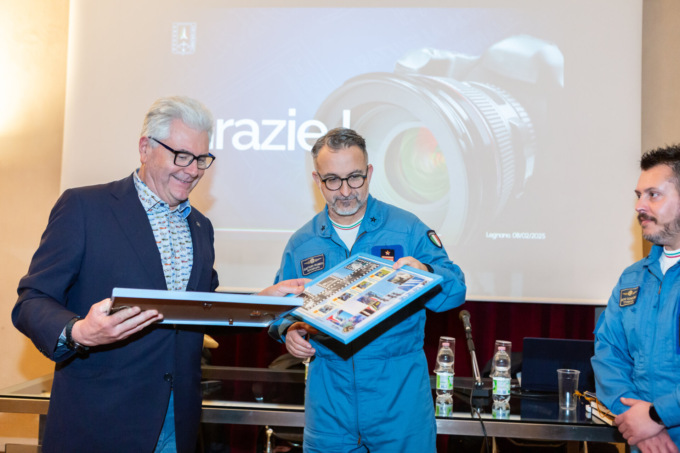 Sala piena per l'incontro con i fotografi delle Frecce tricolori