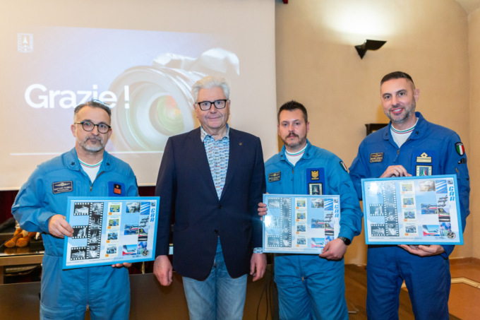 Sala piena per l'incontro con i fotografi delle Frecce tricolori