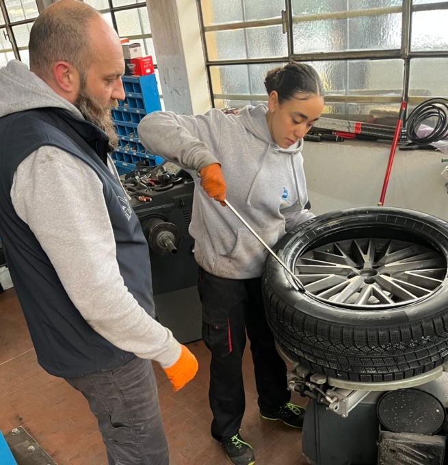 La giovane Dana lavora in officina come meccanico: “I tabù non contano, la passione invece sì”