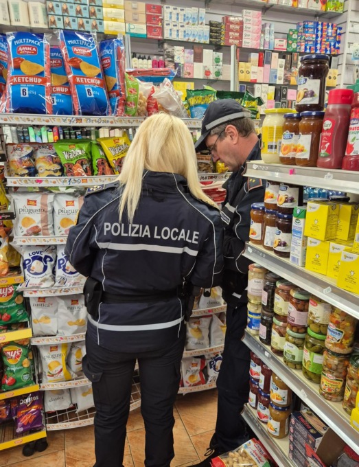 Cibo scaduto al minimarket, sanzioni per 10mila euro