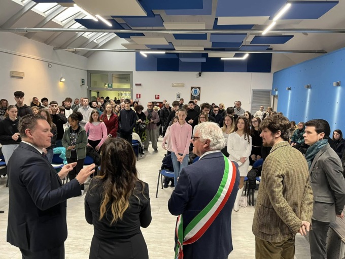Sala consiliare piena per la consegna delle Borse di studio comunali