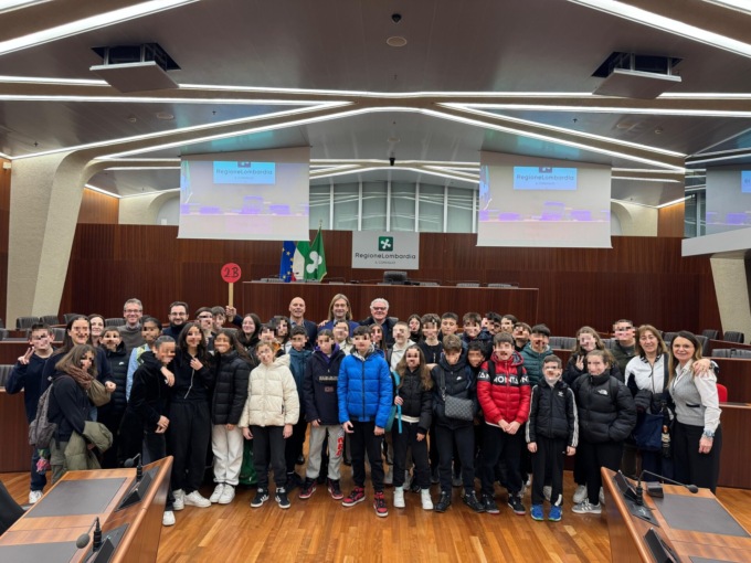 Studenti della scuola media di Vanzaghello in visita a Regione Lombardia