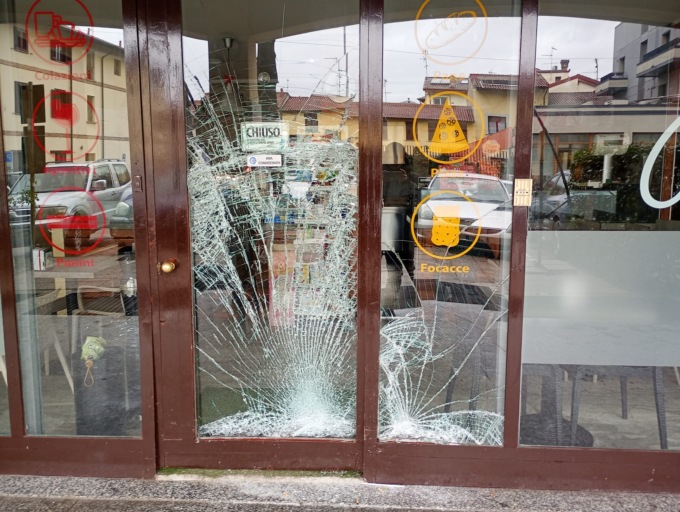 Spaccate in piazza: sfondano le vetrine di due bar per rubare