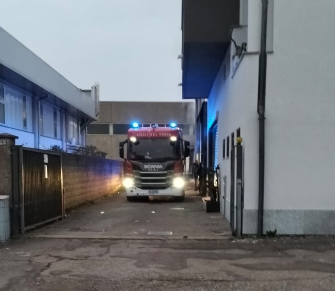 Incendio in un’azienda: ustionato un uomo di 25 anni