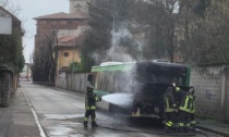 Autobus prende fuoco: l'autista fa scendere gli studenti e si sente male