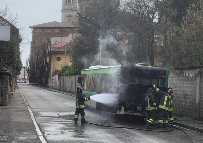 Autobus prende fuoco: l’autista fa scendere gli studenti e si sente male