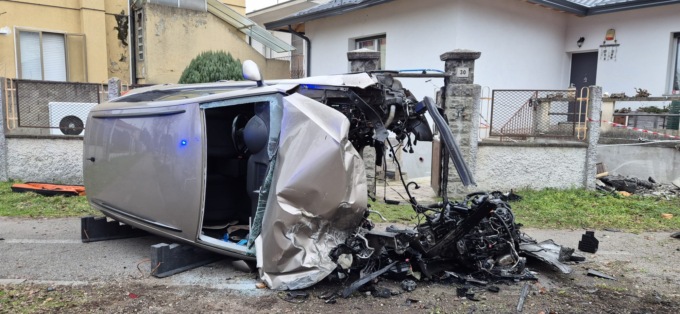 Auto si ribalta e abbatte la recinzione di una casa: 37enne all'ospedale