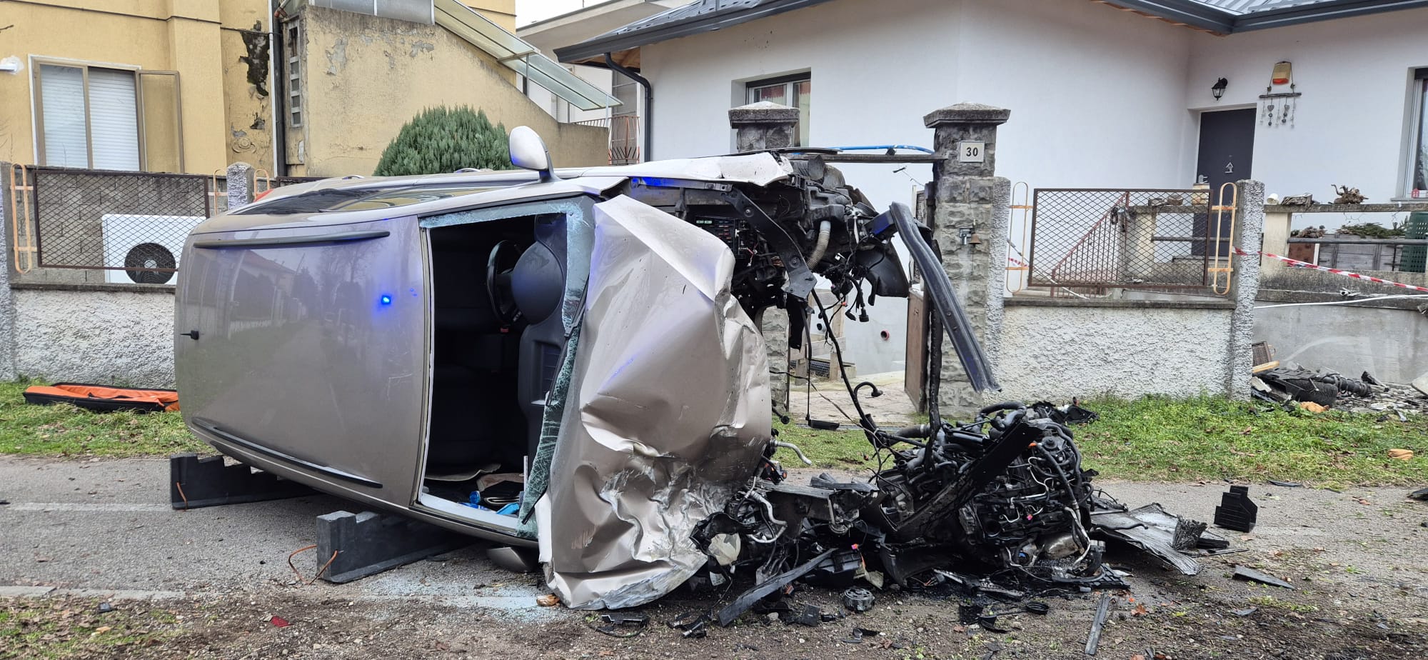 busto garolfo auto ribaltata contro cancellata