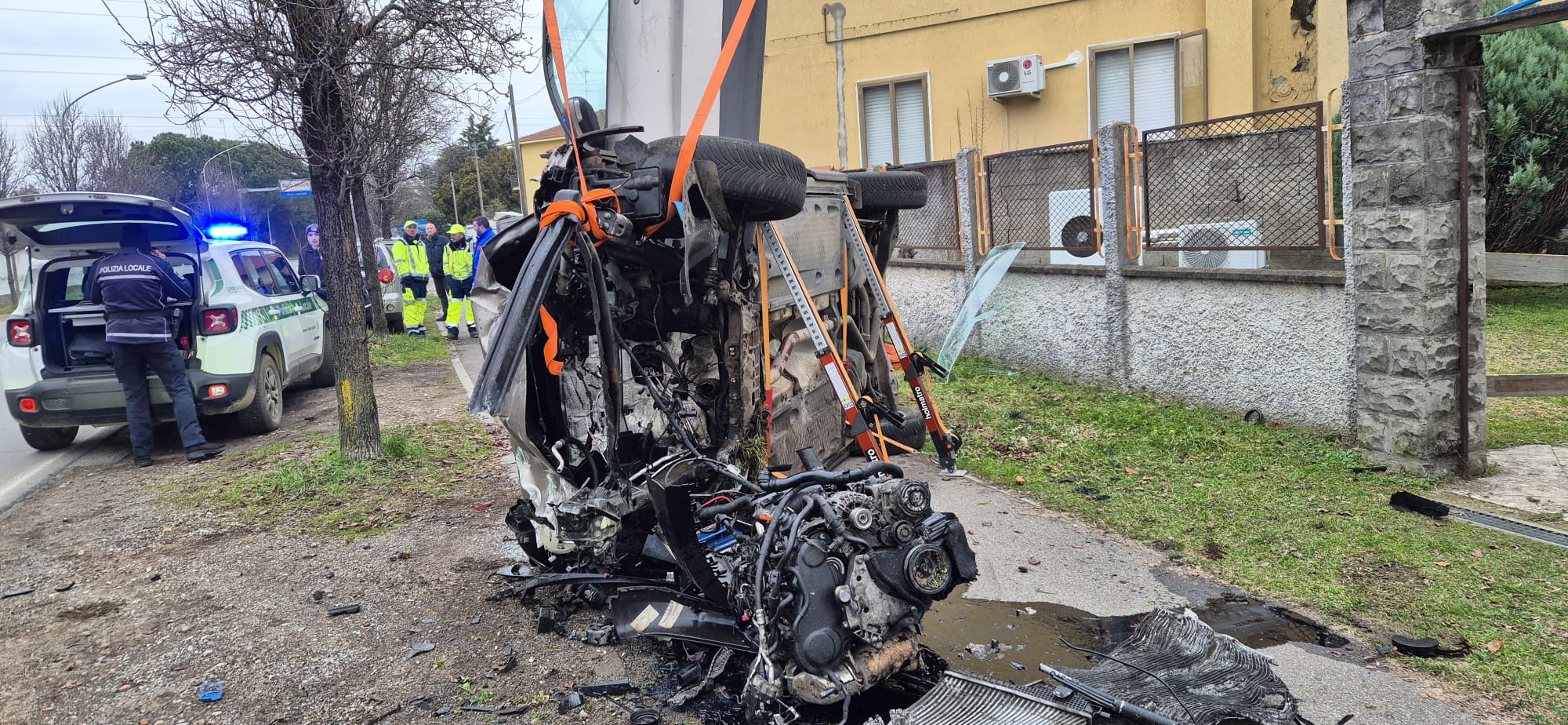 busto garolfo auto ribaltata contro cancellata