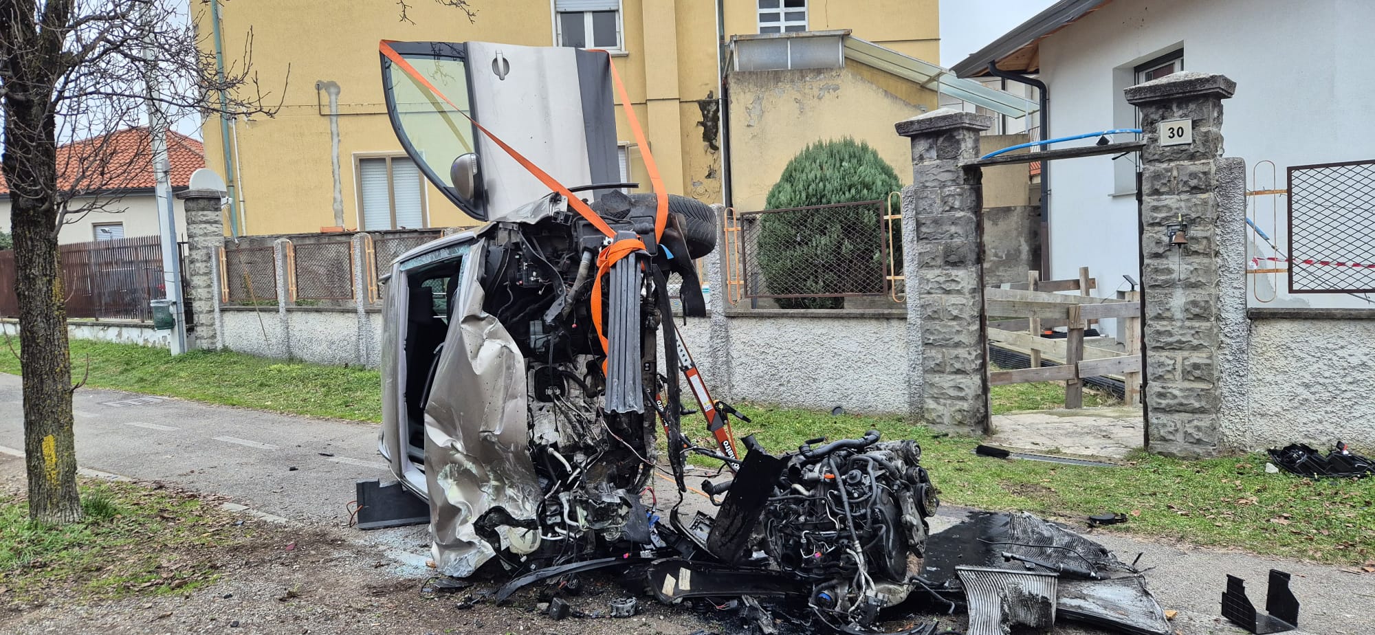 busto garolfo auto ribaltata contro cancellata