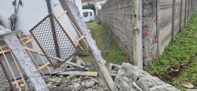 Auto si ribalta e abbatte la recinzione di una casa: 37enne all'ospedale