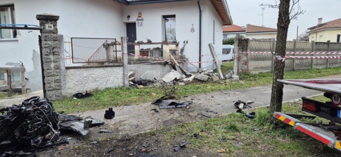 Auto si ribalta e abbatte la recinzione di una casa: 37enne all'ospedale