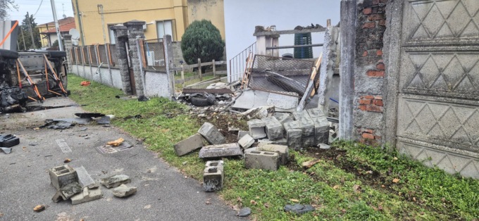 Auto si ribalta e abbatte la recinzione di una casa: 37enne all'ospedale