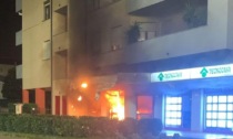 In fiamme clinica veterinaria: due persone intossicate dal fumo