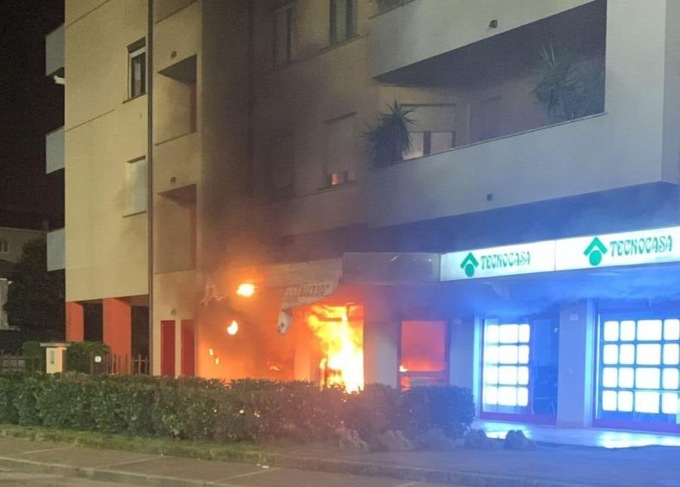 In fiamme clinica veterinaria: due persone intossicate dal fumo