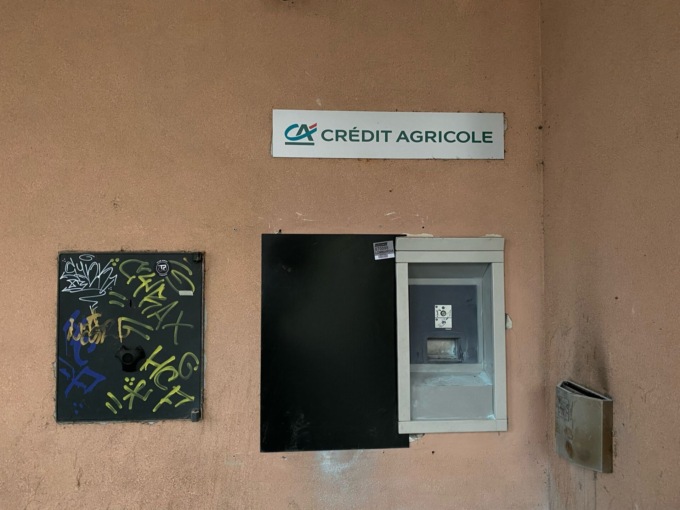 Arese, i ladri fanno saltare il bancomat