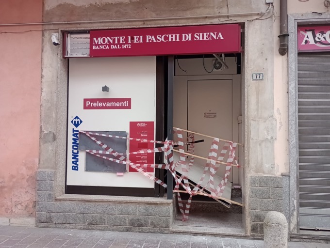 Bancomat saltato, danni anche ai negozi vicini