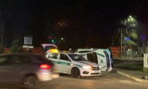 Schianto all'incrocio, auto della Polizia Locale si ribalta: due agenti in ospedale