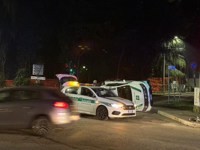 Schianto all’incrocio, auto della Polizia Locale si ribalta: due agenti in ospedale