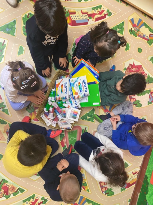 Zaino sospeso: risme di carta, pastelli e pennarelli alla scuola dell'infanzia del Redentore