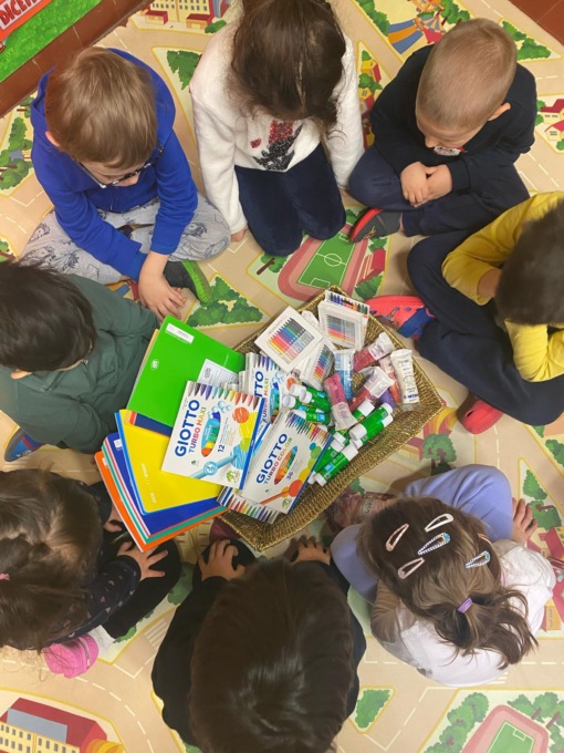 Zaino sospeso: risme di carta, pastelli e pennarelli alla scuola dell'infanzia del Redentore