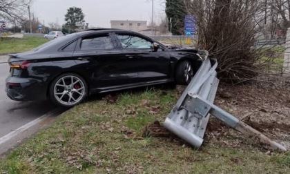 Perde il controllo dell'auto e finisce contro il guardrail