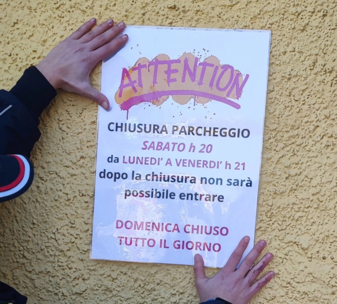 Forza il cancello del parcheggio della stazione per recuperare la sua auto: denunciato