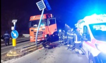 Ha un malore, perde il controllo del Tir e finisce su una aiuola