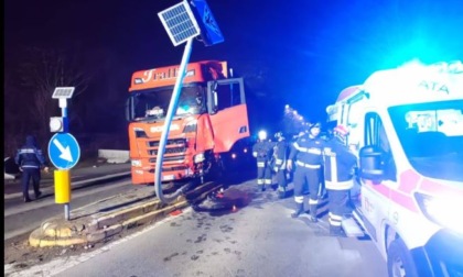 Ha un malore, perde il controllo del Tir e finisce su una aiuola