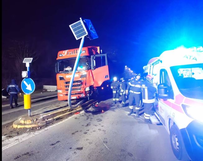 Ha un malore, perde il controllo del Tir e finisce su una aiuola