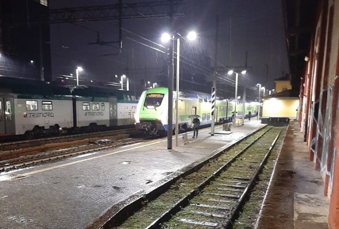 Bivacchi notturni nella sala d’attesa della stazione: il Comune chiede che Rfi installi un cancello