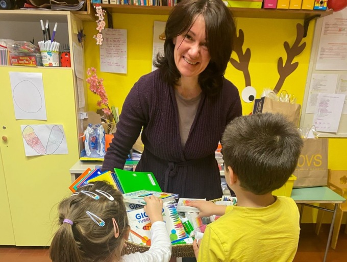 Zaino sospeso: risme di carta, pastelli e pennarelli alla scuola dell’infanzia del Redentore