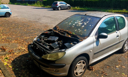 Auto abbandonate alle case Aler: accordo tra Comune e azienda per la rimozione