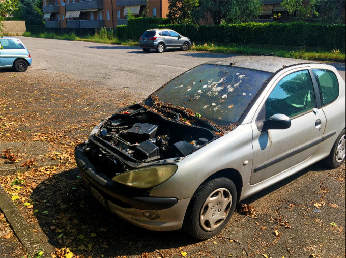 Auto abbandonate alle case Aler: accordo tra Comune e azienda per la rimozione