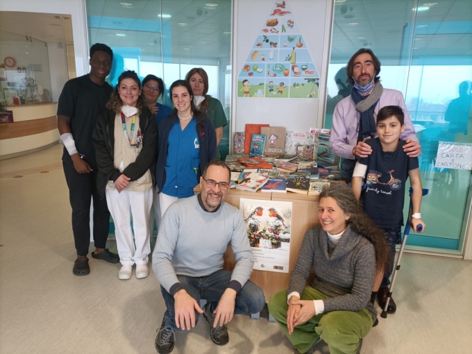Nuovi libri per la Pediatria del Fornaroli grazie all’iniziativa della “Cesta solidale”