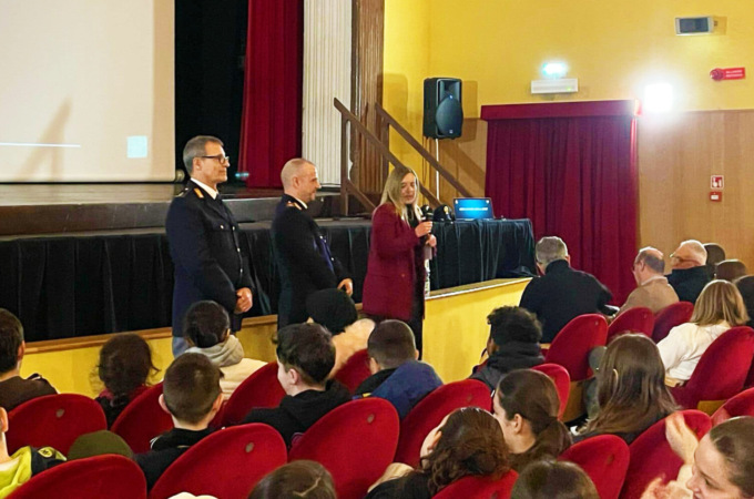 Sicurezza informatica, teatro gremito di studenti per l’incontro con la Polizia Postale