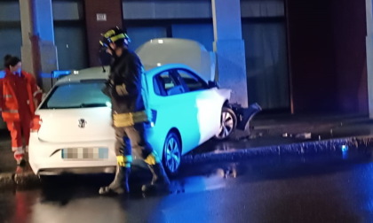 Auto finisce contro il pilastro di un condominio