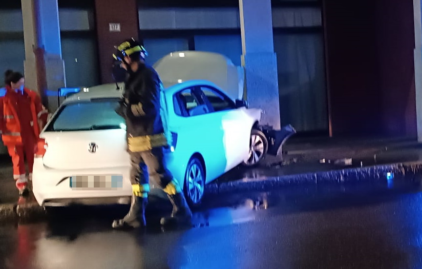 rescaldina auto contro pilone condominio via matteotti