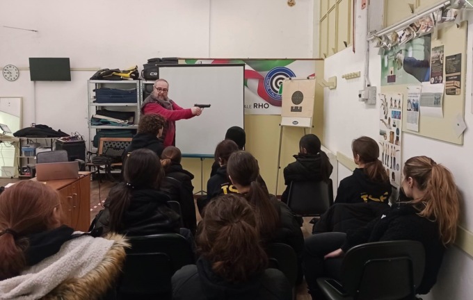 Studenti a lezione di utilizzo delle armi