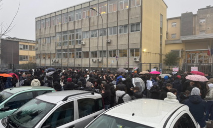 Crollo controsoffitto al Cannizzaro, prosegue la protesta