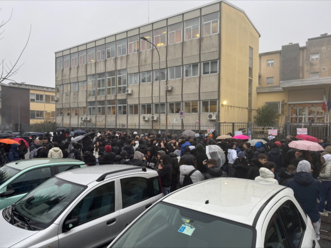 Crollo controsoffitto al Cannizzaro, prosegue la protesta