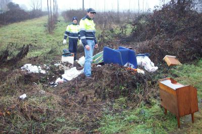 Abbandona per strada rifiuti di ogni genere, rintracciato dalla Polizia Locale