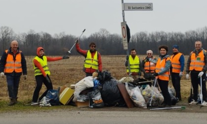 Bosco del Rugareto, tra i rifiuti anche un forno, ferri da stiro e giochi. Ma anche la base dello spaccio