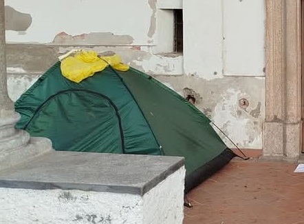 Danneggia e imbratta il santuario: denunciato