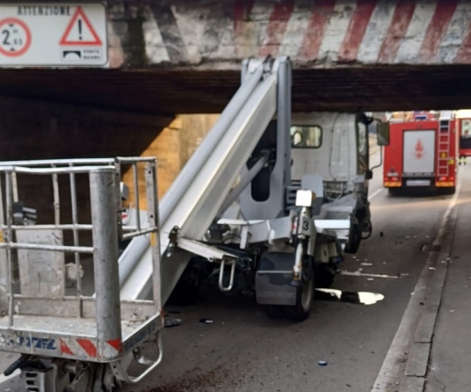 Camion rimane incastrato nel sottopasso: ferito il conducente