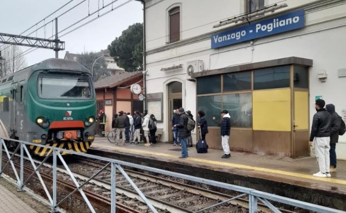 Uomo sotto il treno alla stazione di Vanzago, treni fermi in direzione Milano